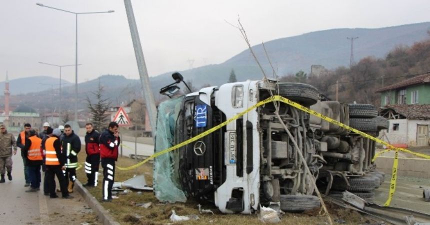 Hafriyat kamyonu devrildi: 1 ölü Hafriyat kamyonu devrildi: 1 ölü
