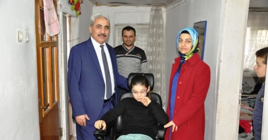Engelli çocuğun akülü sandalye sevinci