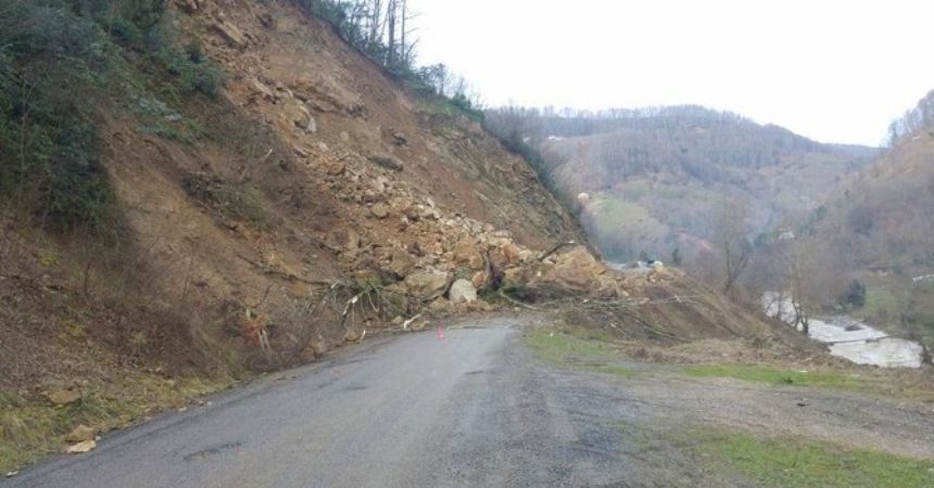 Heyelan yolu trafiğe kapattı Heyelan yolu trafiğe kapattı
