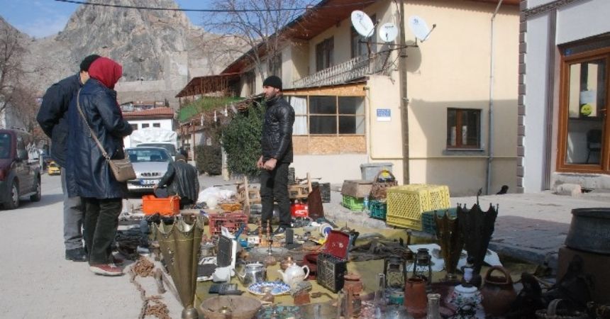 Cuma pazarında eskiye rağbet Cuma pazarında eskiye rağbet