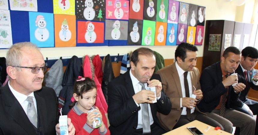 Vali amcalarıyla birlikte süt içtiler Vali amcalarıyla birlikte süt içtiler