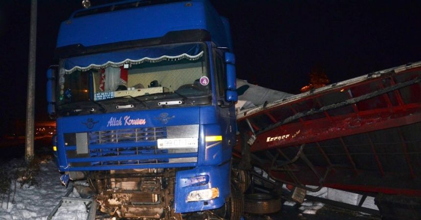 Tır buzda devrildi: 1 yaralı Tır buzda devrildi: 1 yaralı