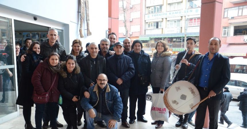 Emekliliğini davul zurna ile kutladı