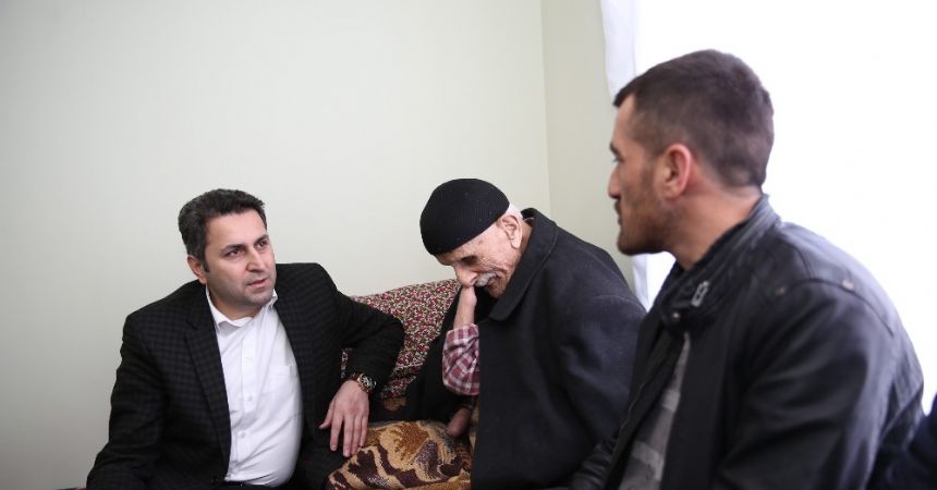 Babasının eli, ayağı ve gözü oldu