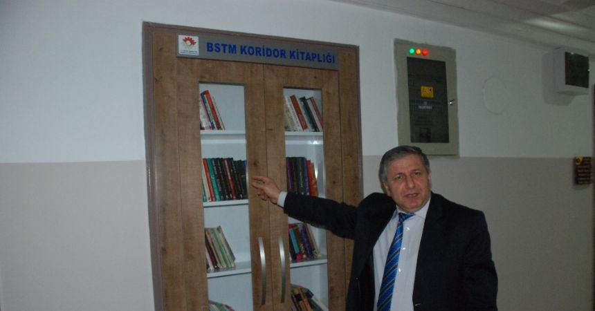 Kapı boşluğu kitaplık oldu