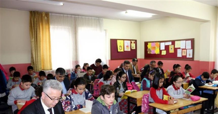 Müdürler öğrencilerle birlikte kitap okudu