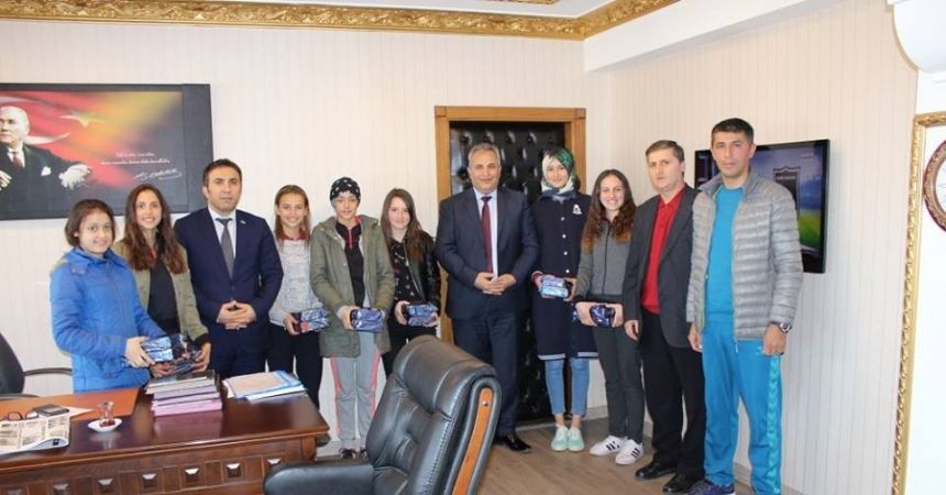 Kaymakamdan başarılı öğrencilere kitap