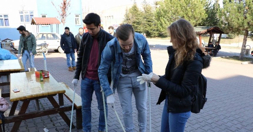 Üniversite öğrencilerinden çevre temizliği
