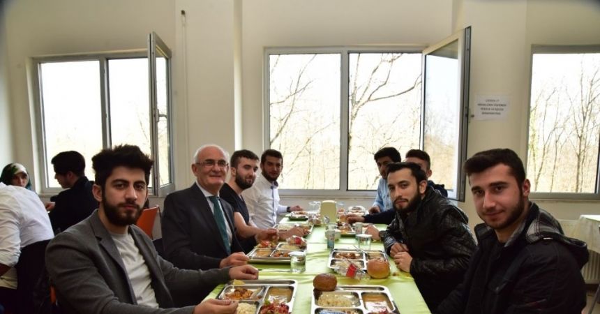 Başkan Yılmaz OMÜ’lü öğrencilerle aynı sofrada