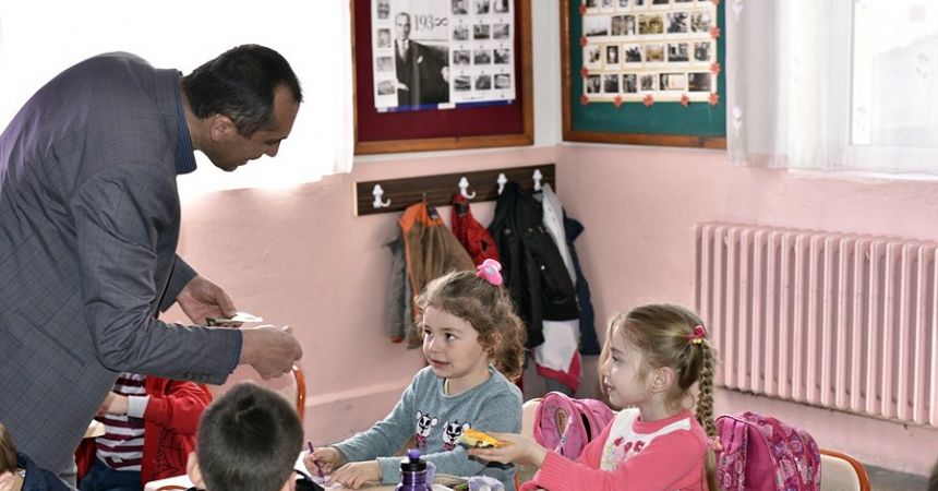 Tosya’da öğrencilere kuru üzüm dağıtılıyor