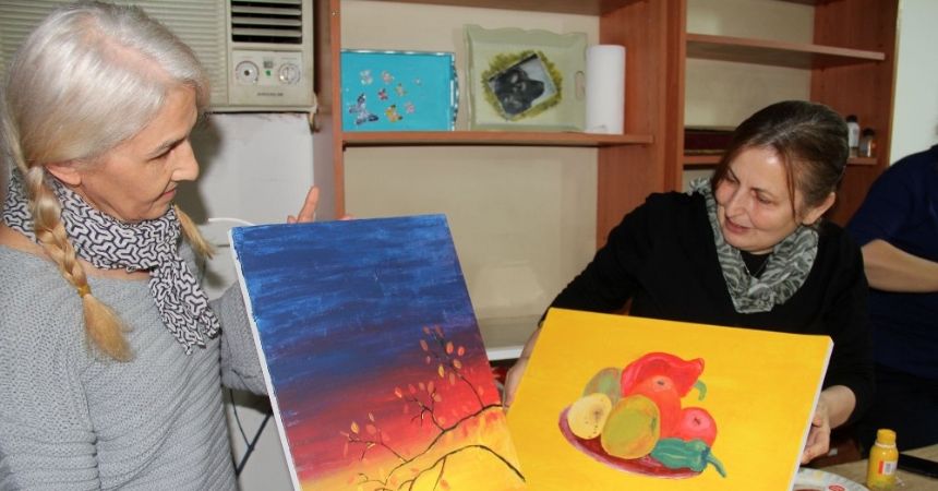 Ev hanımlığından sıkıldılar, resim kursuna yazıldılar Ev hanımlığından sıkıldılar, resim kursuna yazıldılar