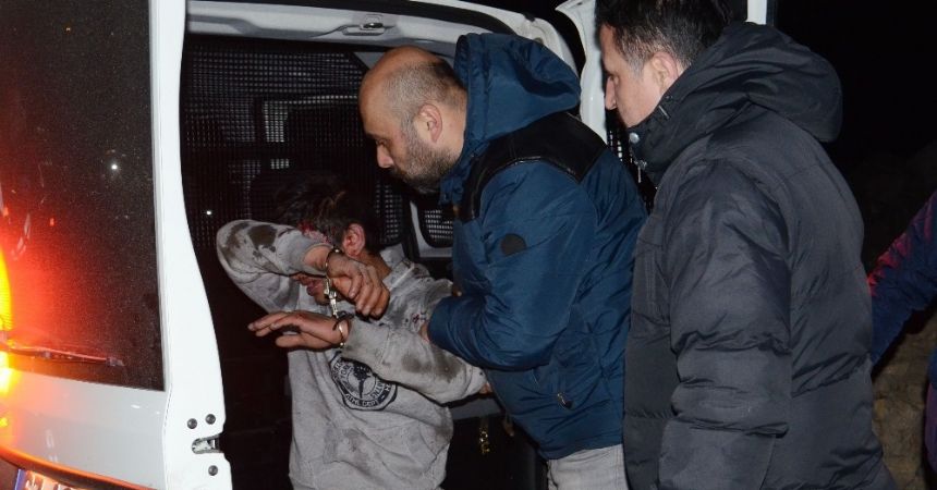 Polis arabasını taşladı Polis arabasını taşladı