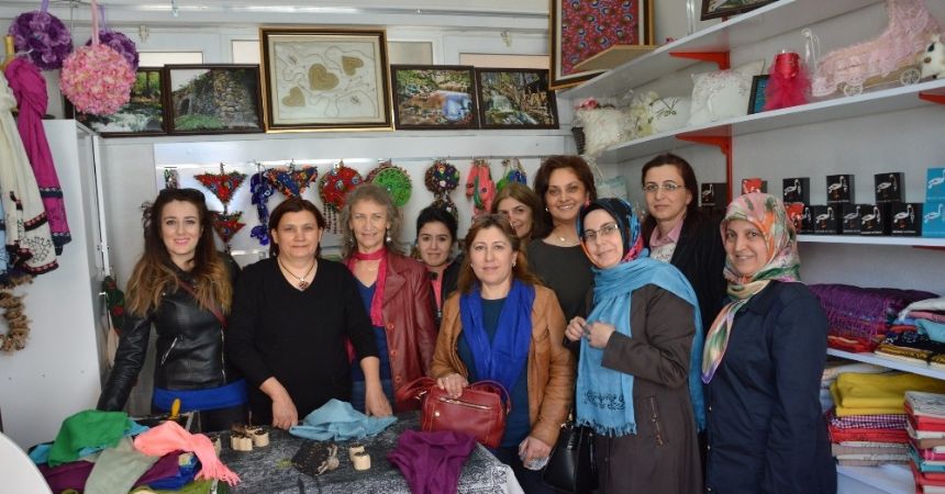 Kadınlar kendi yazmalarına baskı yaptılar