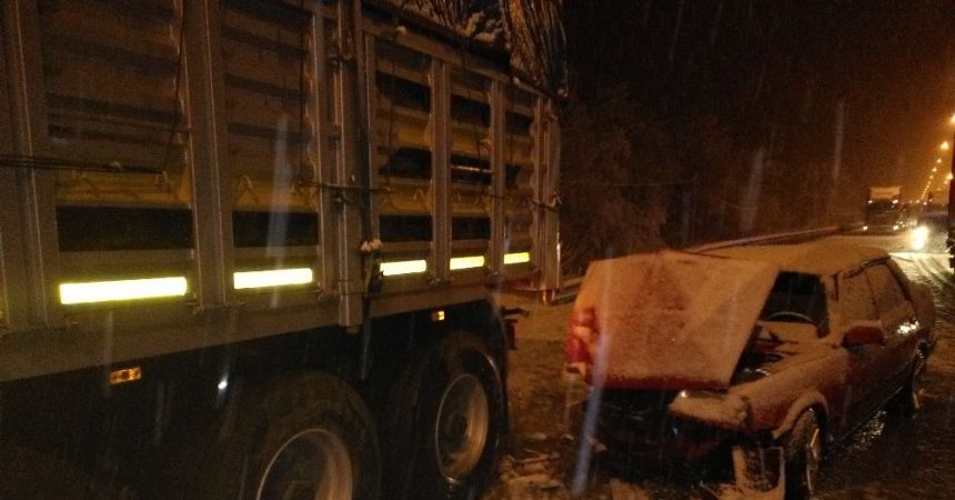 Yağışlı hava kazalara yol açtı: 3 yaralı Yağışlı hava kazalara yol açtı: 3 yaralı