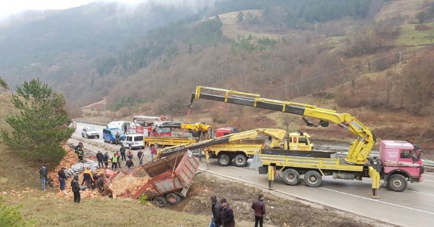 Sinop’ta tuğla yüklü kamyon devrildi: 1 ölü Sinop’ta tuğla yüklü kamyon devrildi: 1 ölü