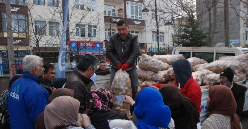 Mültecilere patates yardımı Mültecilere patates yardımı