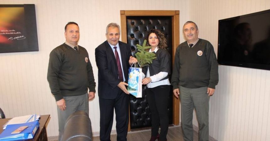 Kaymakam ve Savcı'ya fidan hediye ettiler Kaymakam ve Savcı'ya fidan hediye ettiler