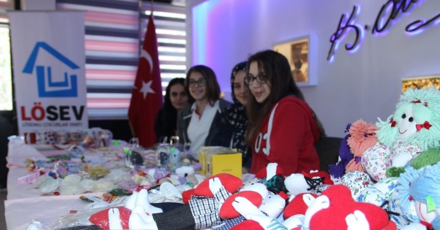 Öğrenciler lösemili çocuklar için stant açtı