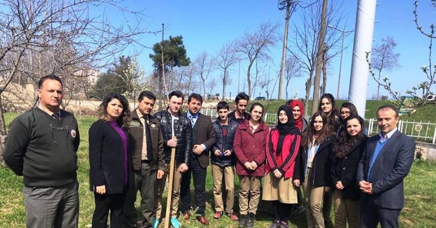 Öğrenciler fidan dikti