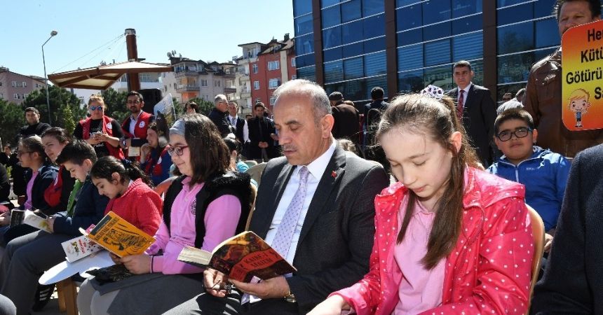 Belediyenin önünde kitap okudular