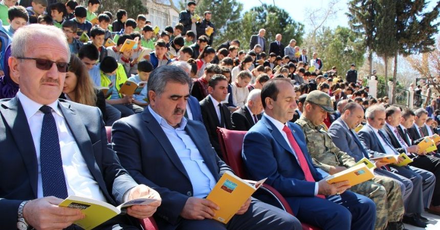Yöneticilerle öğrenciler kitap okudu