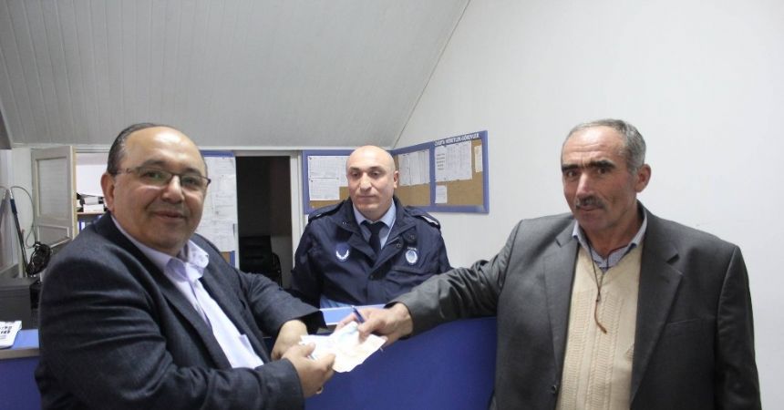 Yolda bulduğu parayı sahibine teslim etti Yolda bulduğu parayı sahibine teslim etti