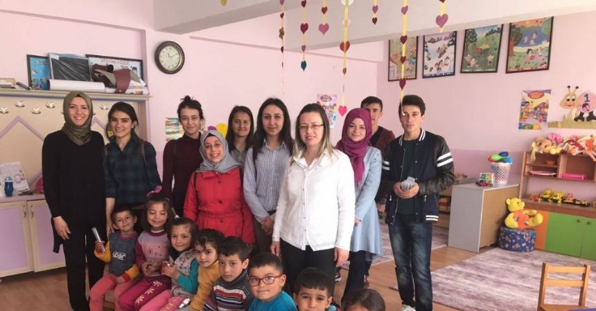 Kırtasiye malzemelerini Köy okullarına dağıttılar