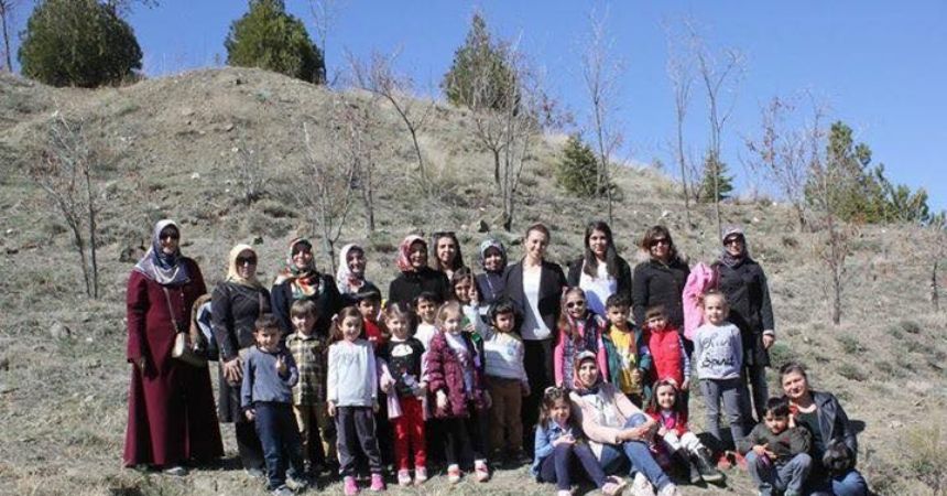 Sungurlu’da minik öğrenciler fidan dikti