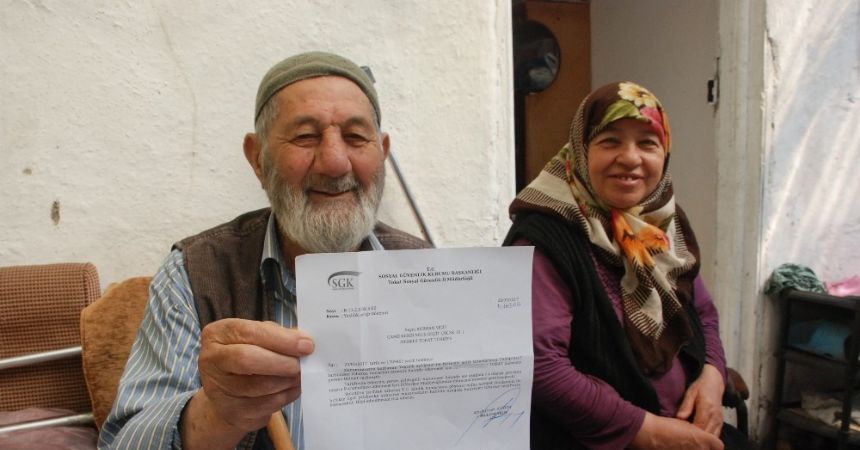Yaşlı adamın maaş sevinci Yaşlı adamın maaş sevinci