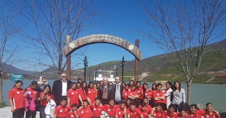 Mutlu çocukların kardeşlik köprüsü