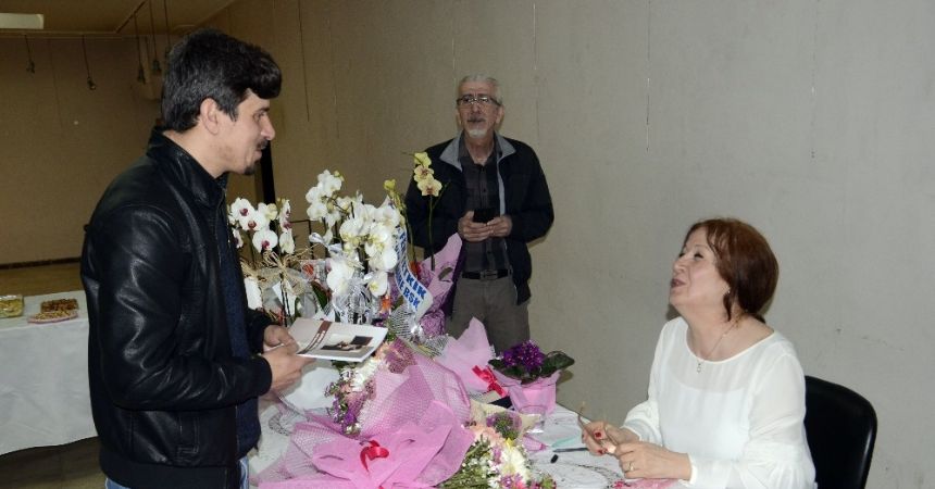 Annesinin kitabını yazdı