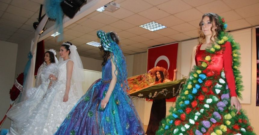 Çöpten topladıklarıyla defile yaptılar Çöpten topladıklarıyla defile yaptılar