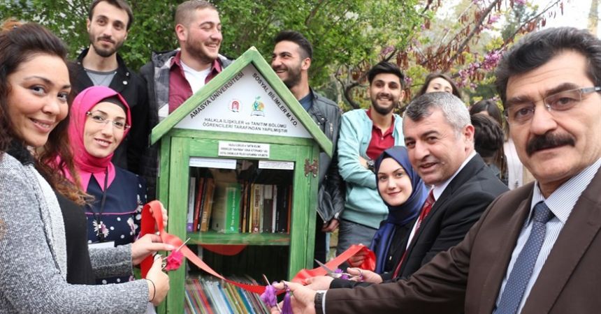 Üniversitelilerden sokak kütüphanesi