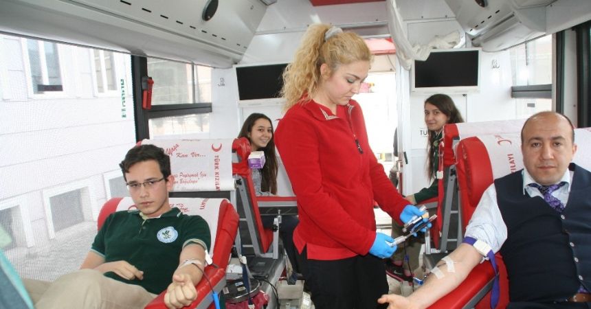 Öğrencilerden gönüllü kan bağışı