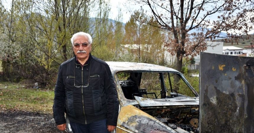 İmamı oy kullandı otomobili dışarıda yandı
