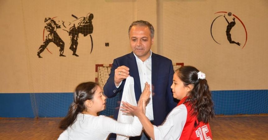Başkan Üçok çocuklara mendil kapmaca oynattı