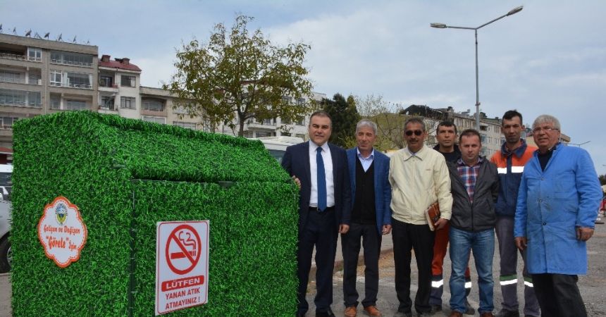 Çöp konteynırları yapay çimle kaplanıyor Çöp konteynırları yapay çimle kaplanıyor