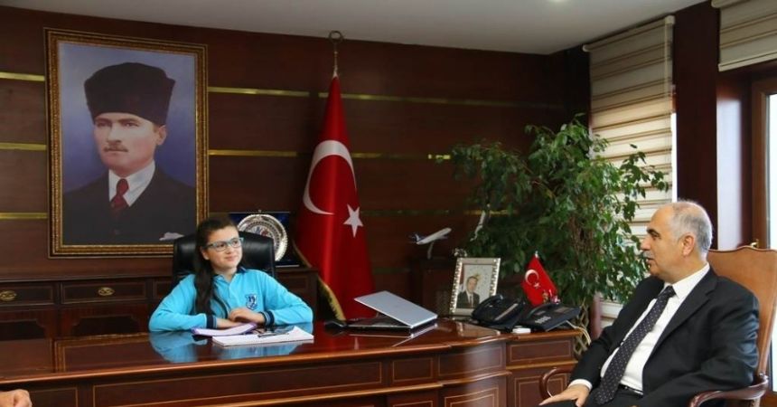 Vali Karahan koltuğunu öğrenciye devretti Vali Karahan koltuğunu öğrenciye devretti
