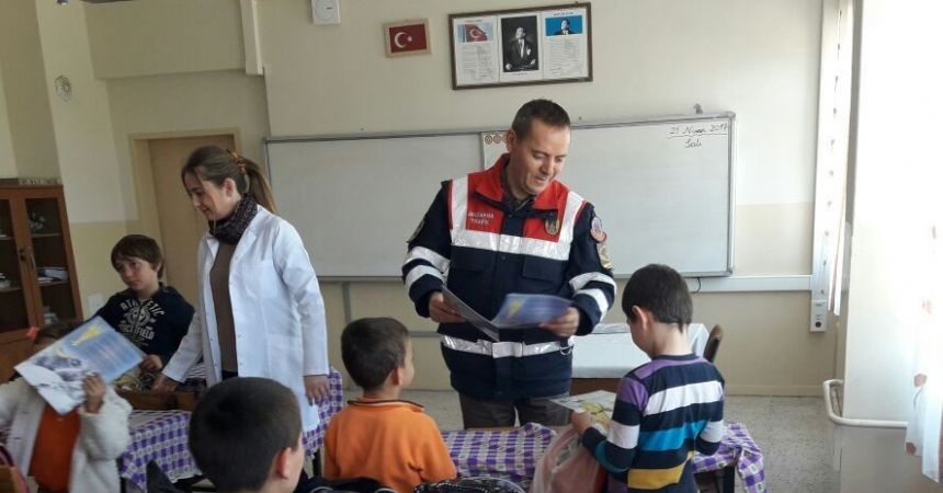 Jandarmadan öğrencilere trafik semineri