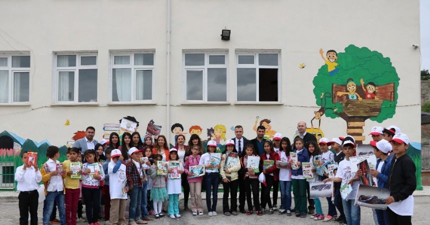 Öğrenciler köy okulunu renklendirdi Öğrenciler köy okulunu renklendirdi