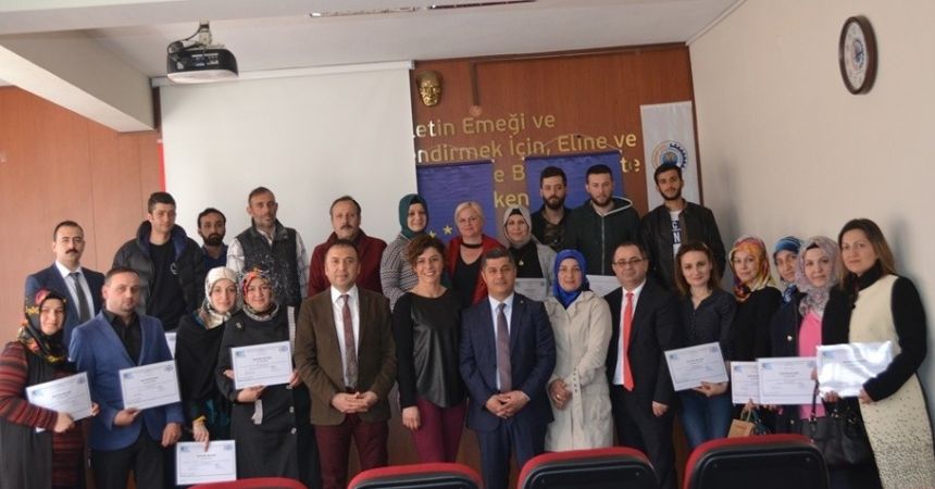 Girişimcilik kursiyerleri sertifikalarını aldı Girişimcilik kursiyerleri sertifikalarını aldı