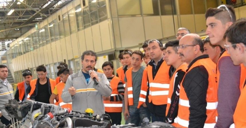 Bafralı öğrenciler otomotiv fabrikasında Bafralı öğrenciler otomotiv fabrikasında