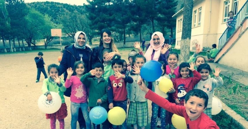 Üniversitelilerden köy okullarına kıyafet yardımı