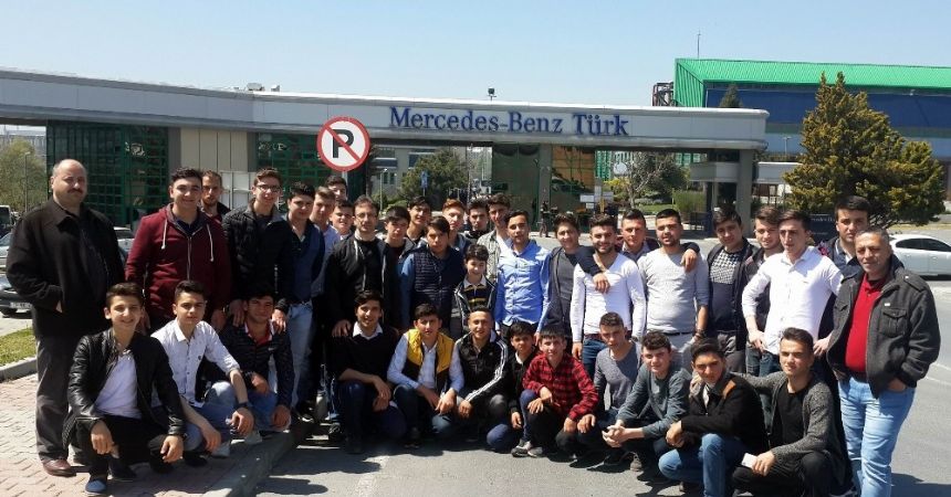 Öğrencilerden otomotiv sektörü ve şehitlik gezisi Öğrencilerden otomotiv sektörü ve şehitlik gezisi