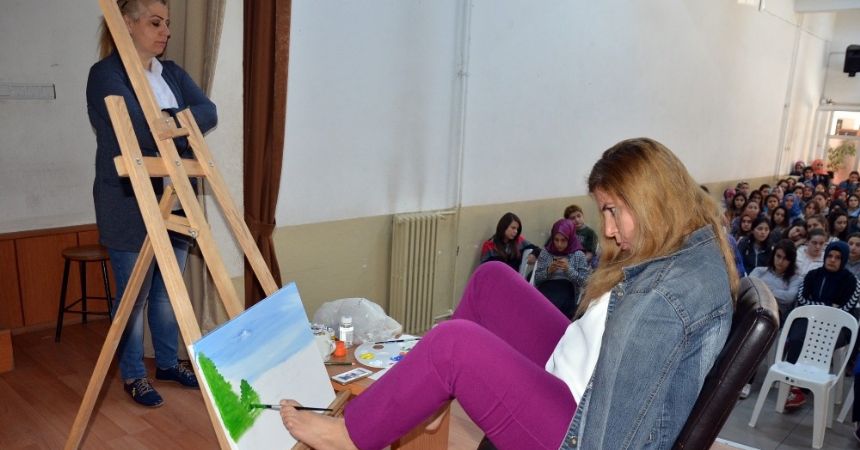 Ayaklarıyla resim çizerek 32 sergi açtı