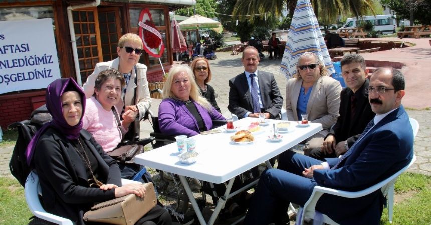 Engellilerden tekerlekli sandalye için kermes