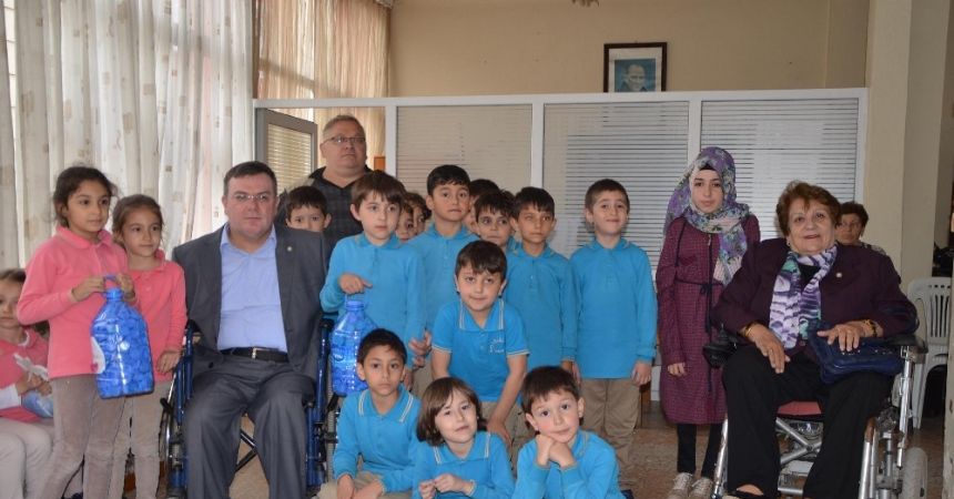Miniklerden engellilere “mavi kapak” desteği