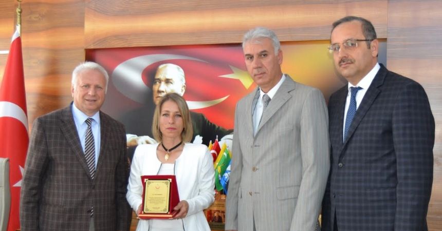 Yılın hemşiresine teşekkür plaketi