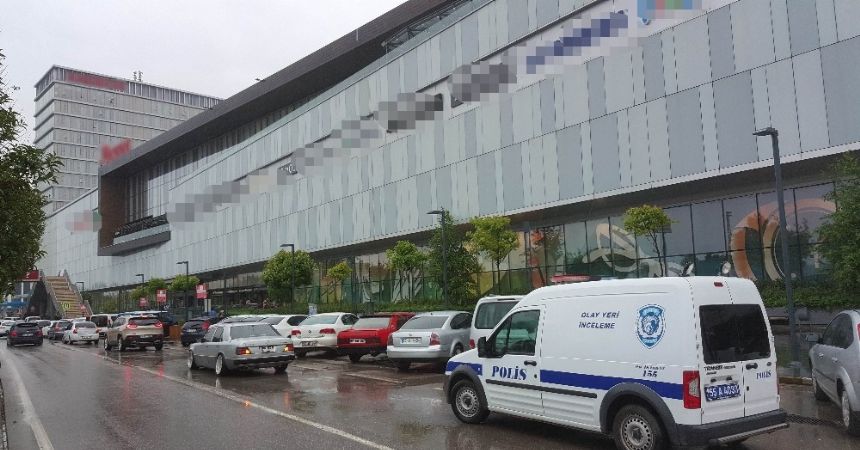 Alışveriş merkezinde bıçaklı kavga Alışveriş merkezinde bıçaklı kavga