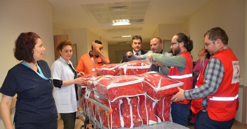 Türk Kızılayı’ndan ’sevgi bohçası’ Türk Kızılayı’ndan ’sevgi bohçası’